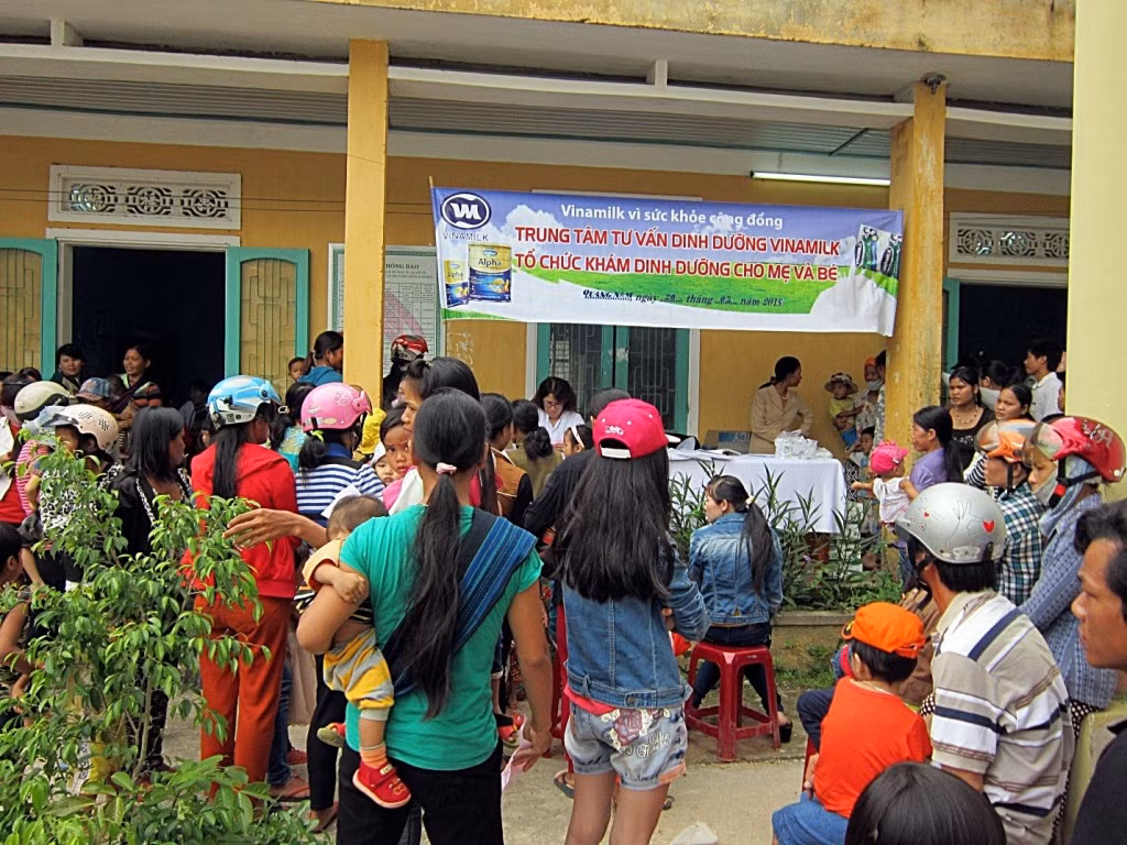 Các ông bố và bà mẹ háo hức chờ đợi đến lượt con mình được bác sĩ Vinamilk khám và tư vấn dinh dưỡng