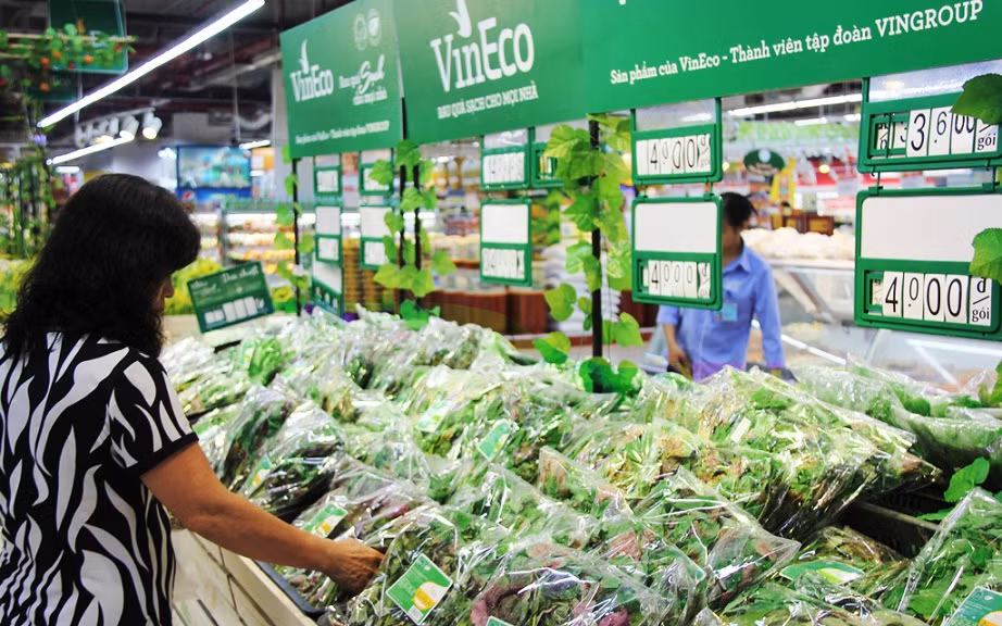 Trước mắt sản phẩm rau sạch của VinEco được phân phối tại hệ thống siêu thị Vinmart. Trước mắt sản phẩm rau sạch của VinEco được phân phối tại hệ thống siêu thị Vinmart.