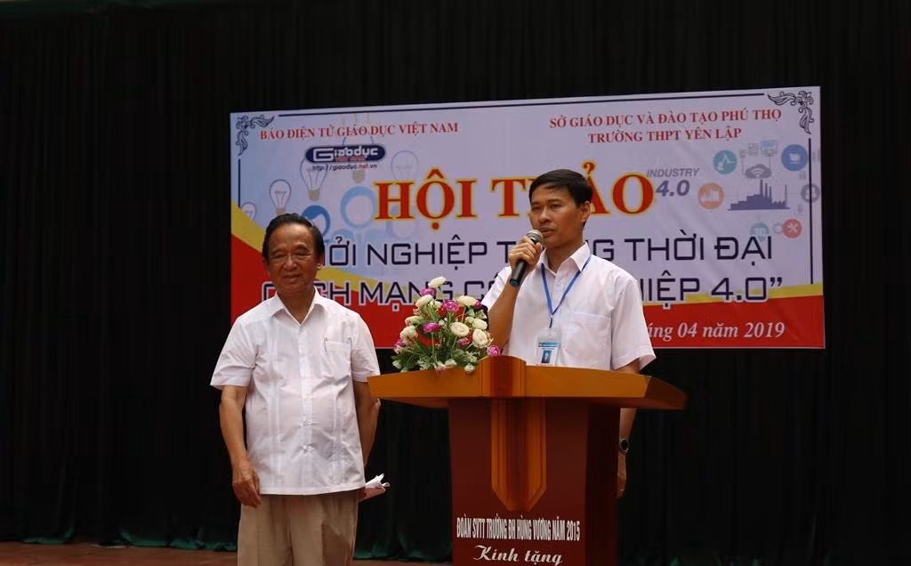 Thầy Hà Thành Hưng - Hiệu trưởng Nhà trường gửi lời cảm ơn đến Báo Điện tử Giáo dục Việt Nam, Giáo sư Nguyễn Lân Dũng đã mang đến cho học sinh nhà trường buổi ngoại khóa bổ ích. Ảnh: Đỗ Thơm