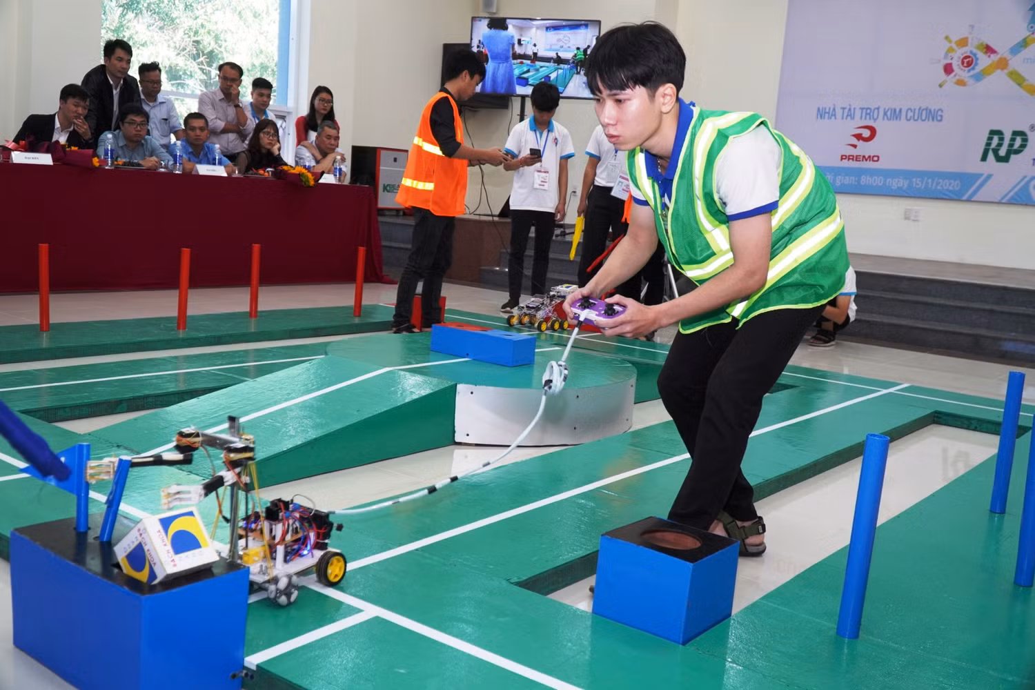 Các Robot do sinh viên chế tạo cùng so tài. Ảnh: AN