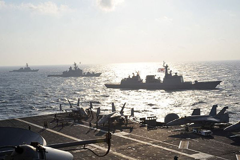 Vùng biển phía Nam bán đảo Triều Tiên (21/6/2016): Tàu sân bay USS George Washington (CVN 73) trong cuộc tập trận chung giữa Mỹ, Hàn Quốc và Nhật bản tại vùng biển phía Nam bán đảo Triều Tiên.