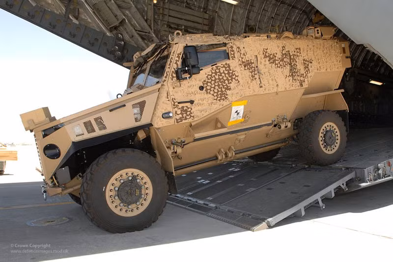 Xe bọc thép Foxhound do công ty Force Protection Europe của Anh sản xuất. Anh dự định sẽ sử dụng Foxhound để thay thế các xe bọc thép Snatch Land Rover nhằm tăng cường khả năng bảo vệ binh sĩ trước các thiết bị nổ tự chế (IED), những thiết bị nổ được sử dụng phổ biến để tấn công các binh sĩ NATO ở Afghanistan hiện nay.