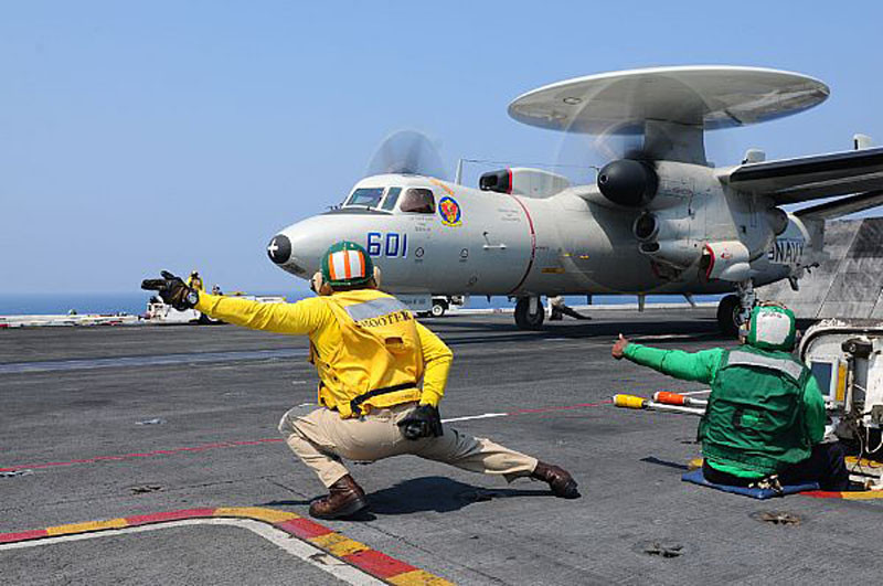 Đại Tây Dương (21/6/2012): Máy bay E-2C Hawkeye thuộc Phi độimáy bay cảnh báo sớm 121 trên tàu sân bay USS Dwight D. Eisenhower (CVN 69). Tàu sân bay Eisenhower cùng với các tàu tuần dương tên lửa dẫn đường USS Hue City (CG 66), tàu khu trục tên lửa USS Farragut (DDG 99), USS Winston S. Churchill (DDG 81) đã được điều tới Hạm đội 5 và 6 để thực hiện các nhiệm vụ bảo đảm an ninh hàng hải trên Đại Tây Dương.