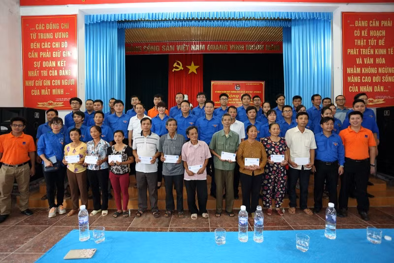 Đoàn Tập đoàn trao tặng các phần quà cho đại diện các gia đình chính sách