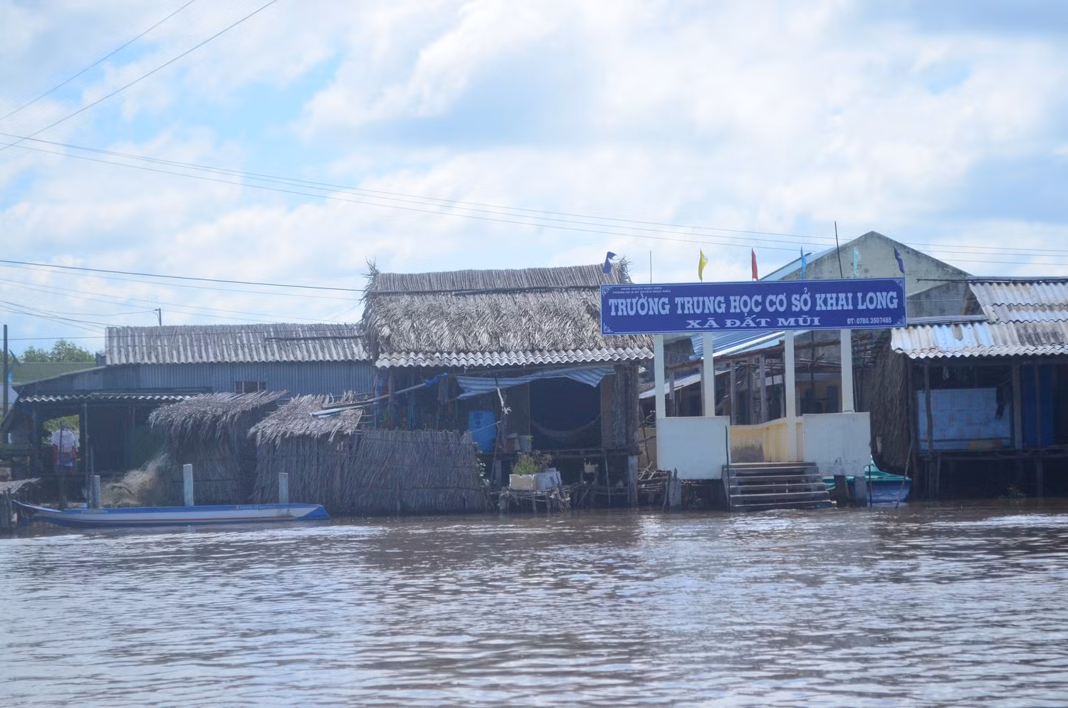 Các điểm trường cho các em học sinh đi học thường nằm cạnh các sông lớn nên việc đi học của các em gặp nhiều khó khăn.