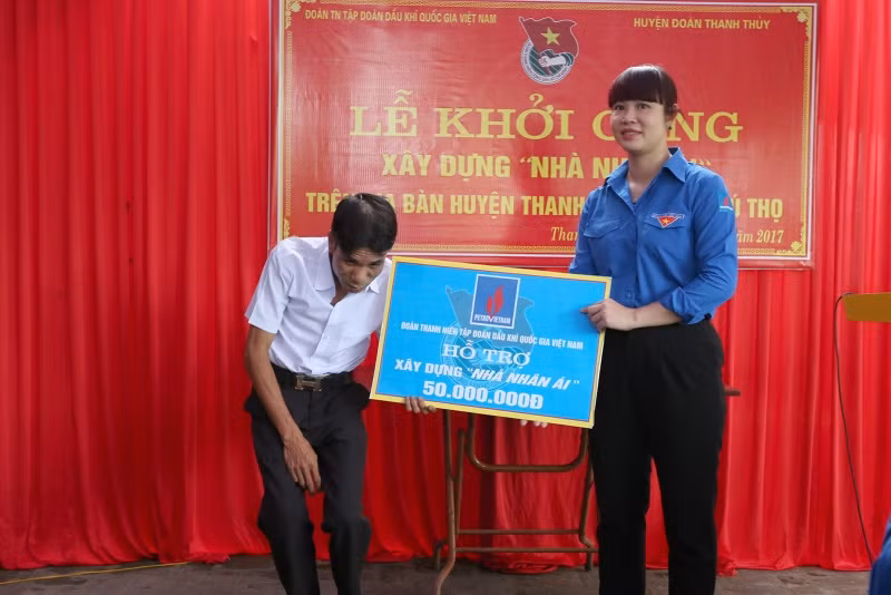 Bí thư Đoàn Tập đoàn Vũ Thị Thu Hương trao tặng số tiền xây dựng Nhà nhân ái cho ông Nguyễn Văn Bẩy