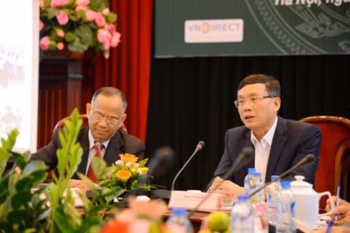 Tiến sĩ Vũ Bằng (ảnh phải) từng là Chủ tịch Ủy ban chứng khoán Nhà nước. Ông được coi là người đã đi cùng thị trường chứng khoán Việt Nam từ những ngày đầu tiên cách đây 20 năm đến khi nghỉ hưu tháng 5 vừa qua. (Ảnh: Báo Nhân Dân) Tiến sĩ Vũ Bằng (ảnh phải) từng là Chủ tịch Ủy ban chứng khoán Nhà nước. Ông được coi là người đã đi cùng thị trường chứng khoán Việt Nam từ những ngày đầu tiên cách đây 20 năm đến khi nghỉ hưu tháng 5 vừa qua. (Ảnh: Báo Nhân Dân)