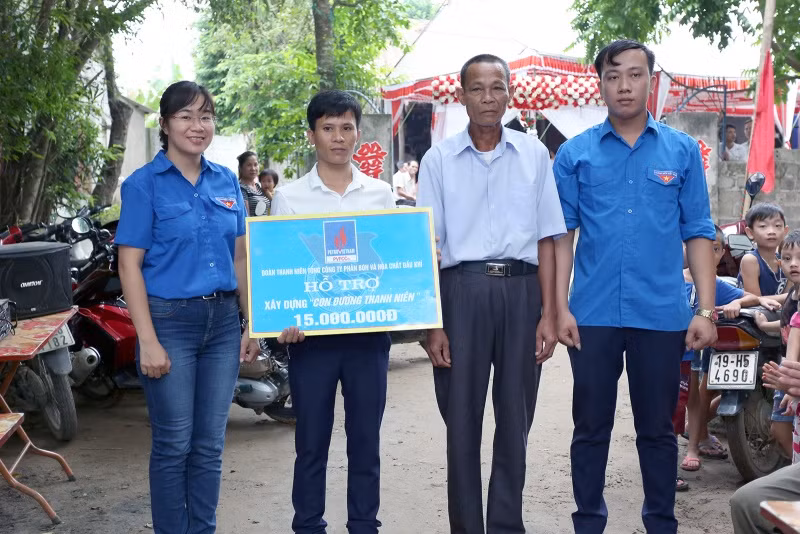 Đại diện các Đoàn cơ sở trao ủng hộ xây dựng đường giao thông nông thôn