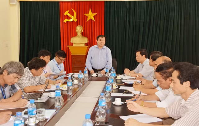 Thứ trưởng Bùi Văn Ga làm việc với Ban chỉ đạo thi tỉnh Ninh Bình chiều 10/5 (Ảnh: Bá Hải)