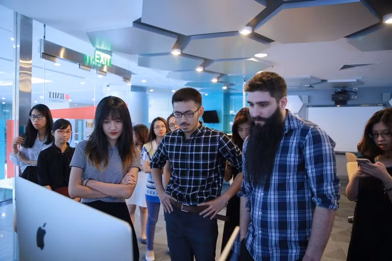Đạo diễn phim "Kong" chăm chú xem phim ngắn đầu tay của các bạn sinh viên (Ảnh: RMIT) Đạo diễn phim "Kong" chăm chú xem phim ngắn đầu tay của các bạn sinh viên (Ảnh: RMIT)