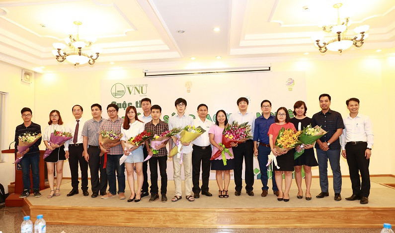 Ban giám khảo chụp ảnh lưu niệm cùng các đội thi (Ảnh: VNU)