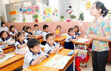 Muốn đổi mới thì phải bồi dưỡng, đào tạo lại đội ngũ giáo viên (Ảnh: Báo Chính phủ) Muốn đổi mới thì phải bồi dưỡng, đào tạo lại đội ngũ giáo viên (Ảnh: Báo Chính phủ)
