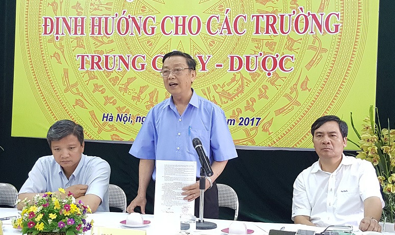 Giáo sư Lê Ngọc Trọng (đứng) cho rằng, thông tư của Bộ Y tế và Bộ Nội vụ đang gây ra hiểu nhầm trong xã hội (Ảnh: Thùy Linh)