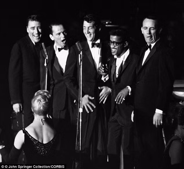 Peter Lawford (ngoài cùng bên trái) là một thành viên của nhóm Rat Pack nổi tiếng.