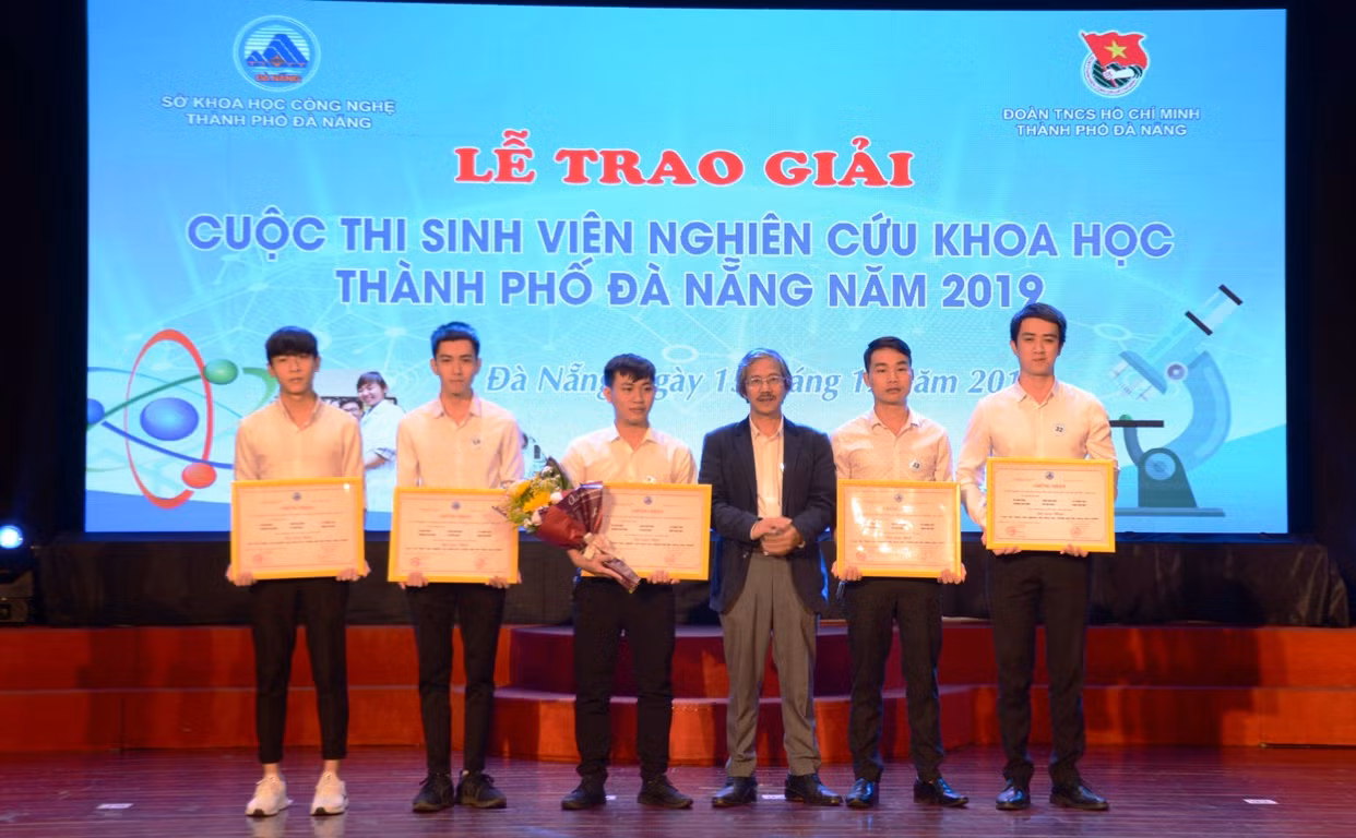 Ban tổ chức trao giải nhất cho đề tài nghiên cứu của nhóm sinh viên Trường Đại học Bách khoa Đà Nẵng. Ảnh: TN