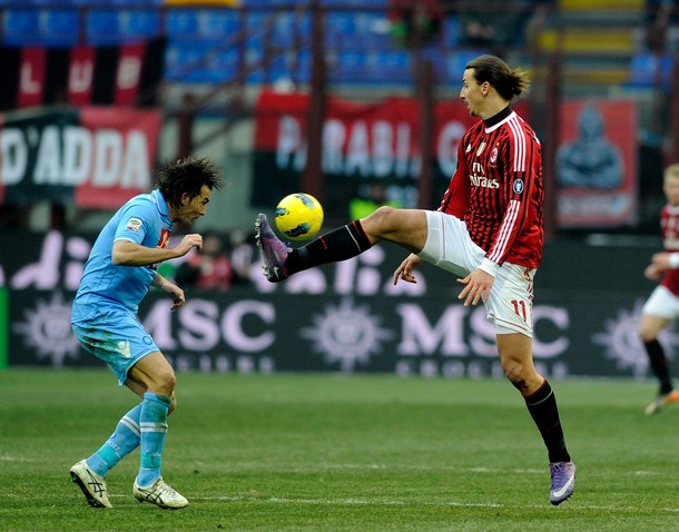 Một pha vào bóng nguy hiểm của Zlatan Ibrahimovic với Salvatore Aronica