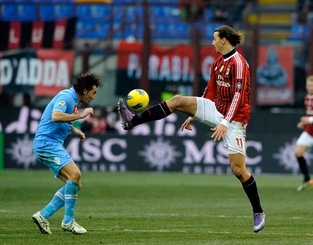 Một pha vào bóng nguy hiểm của Zlatan Ibrahimovic với Salvatore Aronica