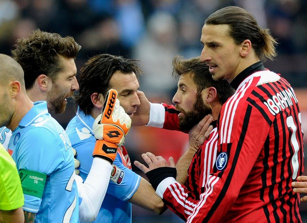 Zlatan Ibrahimovic đã tát vào má của Salvatore Aronica