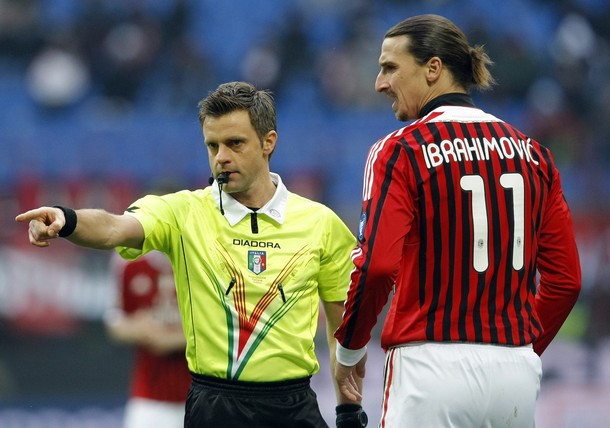 Trọng tài Nicola Rizzoli rút thẻ đỏ đuổi Ibrahimovic