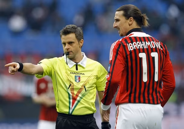 Trọng tài Nicola Rizzoli rút thẻ đỏ đuổi Ibrahimovic