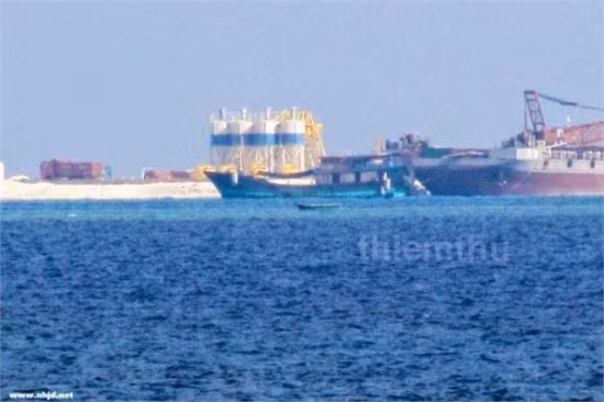 Hình ảnh công trường xây đảo nhân tạo bất hợp pháp tại đá Gạc Ma được truyền thông Trung Quốc sử dụng. Hình ảnh công trường xây đảo nhân tạo bất hợp pháp tại đá Gạc Ma được truyền thông Trung Quốc sử dụng.