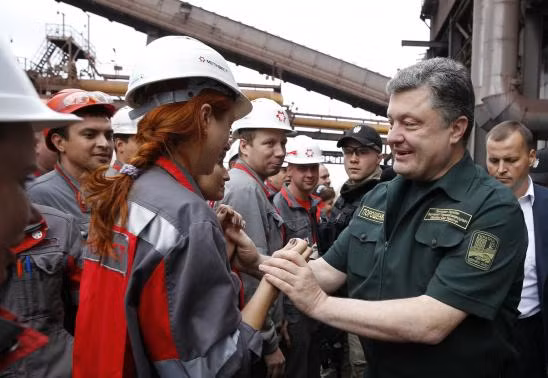 Ông Poroshenko tới Mariupol. Ông Poroshenko tới Mariupol.