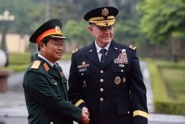 Việc nới lỏng/dỡ bỏ lệnh cấm bán vũ khí sát thương cho Việt Nam được Thượng nghị sĩ Mỹ John McCain ủng hộ và thúc đẩy. Trong chuyến thăm Việt Nam, Chủ tịch Hội đồng Tham mưu trưởng liên quân Mỹ Martin Dempsey cũng đã đề cập đến việc này. Ảnh: Defense News.