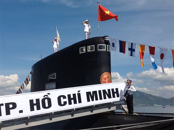 Lễ Thượng cờ Tổ quốc trên tàu ngầm Tp Hồ Chí Minh. Việt Nam trang bị tàu ngầm cho Hải quân không ngoài mục đích nâng cao năng lực phòng thủ và đối phó với những nguy cơ đe dọa chủ quyền, toàn vẹn lãnh thổ của Tổ quốc, nhưng đang bị một số tờ báo Trung Quốc cố tình xuyên tạc, bôi đen thành chạy đua vũ trang. Ảnh: Hải Luận/Báo Biên phòng.