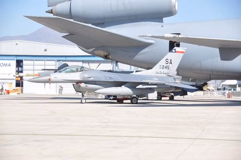 Tiêm kích Lockheed Martin F-16CJ Fighting Falcon (số hiệu 87-0245) thuộc phi đội máy bay chiến đấu 182, Không quân Hoa Kỳ. Tiêm kích Lockheed Martin F-16CJ Fighting Falcon (số hiệu 87-0245) thuộc phi đội máy bay chiến đấu 182, Không quân Hoa Kỳ.