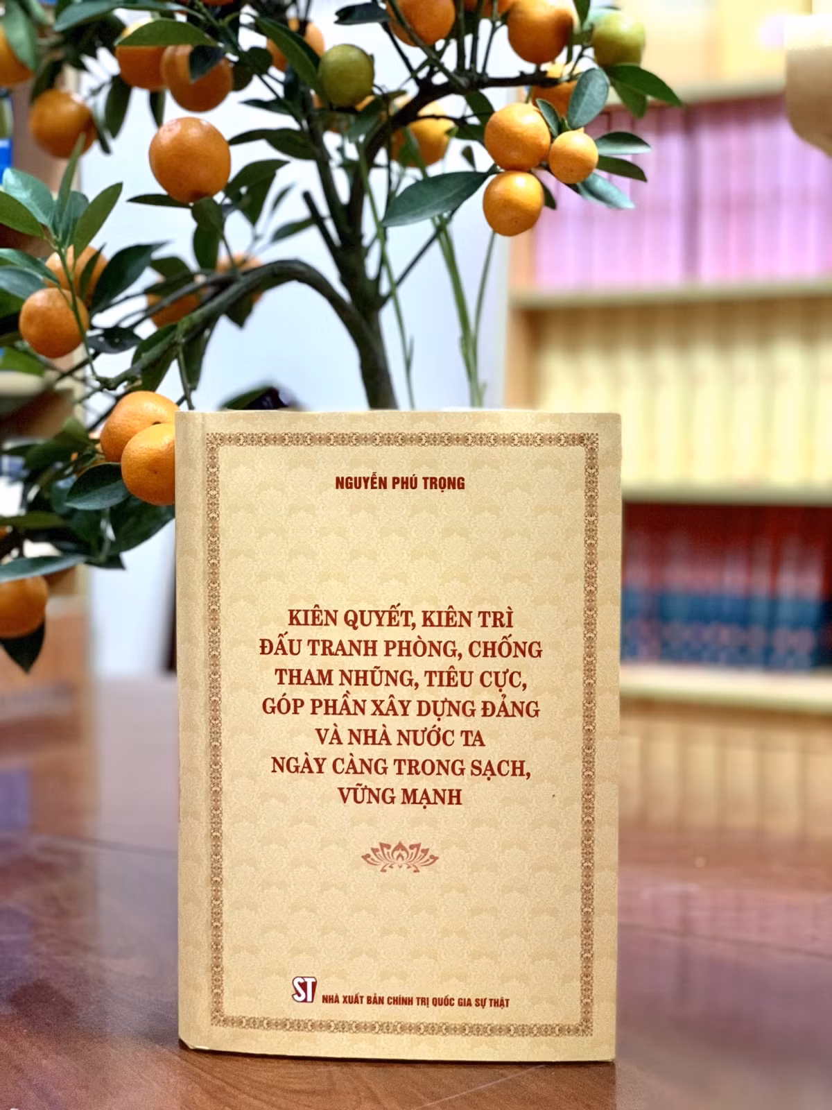 Cuốn sách của Tổng Bí thư Nguyễn Phú Trọng có nhan đề: “Kiên quyết, kiên trì đấu tranh phòng, chống tham nhũng, tiêu cực, góp phần xây dựng Đảng và Nhà nước ta ngày càng trong sạch, vững mạnh”. Cuốn sách của Tổng Bí thư Nguyễn Phú Trọng có nhan đề: “Kiên quyết, kiên trì đấu tranh phòng, chống tham nhũng, tiêu cực, góp phần xây dựng Đảng và Nhà nước ta ngày càng trong sạch, vững mạnh”.
