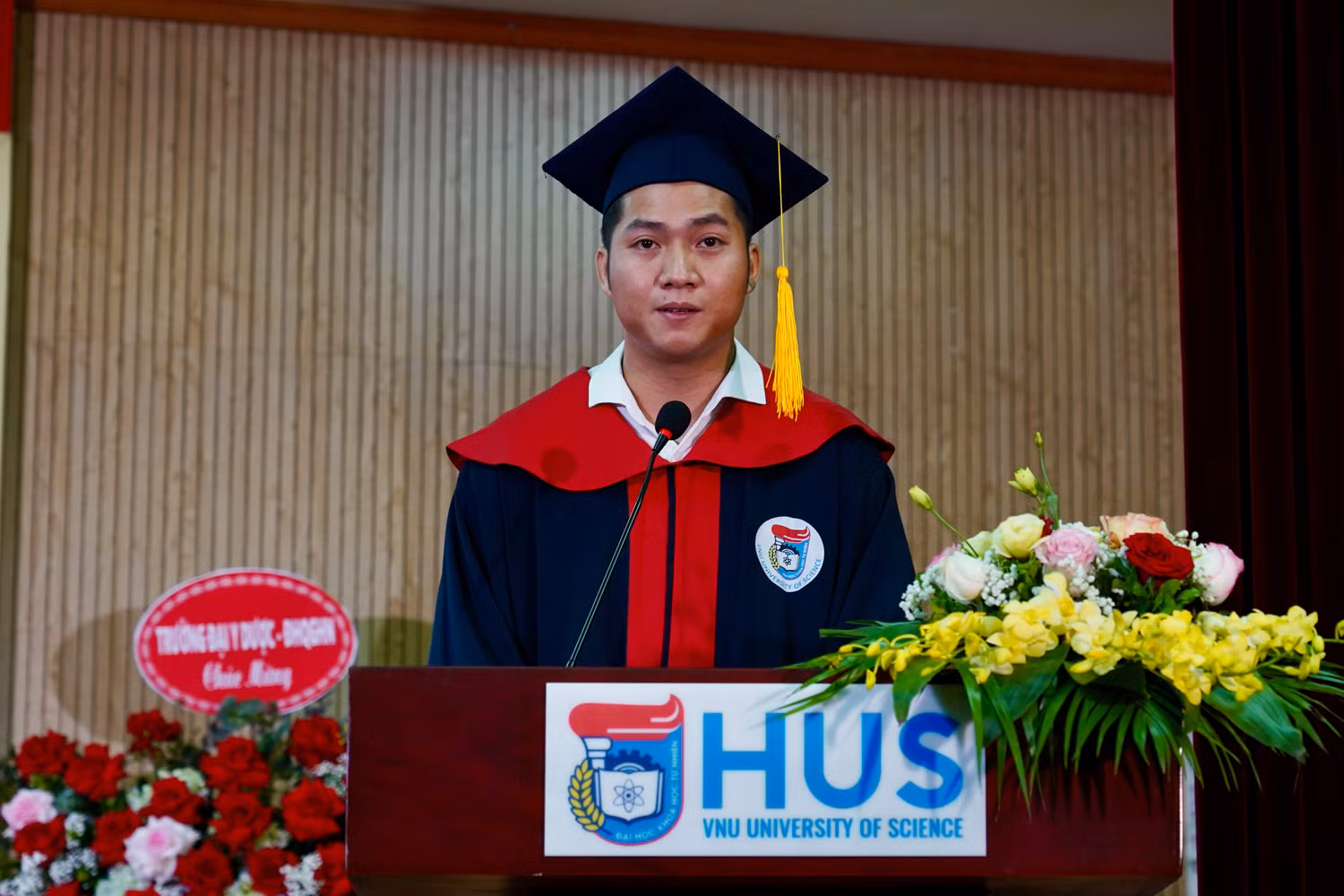 Đại diện cho các học viên, tân Thạc sĩ Phạm Viết Thành gửi lời tri ân tới gia đình, nhà trường và các thầy, cô giáo. Ảnh: Minh Nguyệt