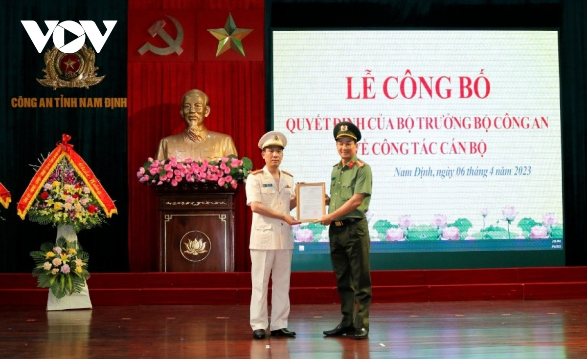 Đại tá Trần Minh Tiến (bìa phải) - Giám đốc Công an tỉnh Nam Định trao quyết định bổ nhiệm Phó Giám đốc Công an Nam Định cho Thượng tá Phan Văn Lý. Đại tá Trần Minh Tiến (bìa phải) - Giám đốc Công an tỉnh Nam Định trao quyết định bổ nhiệm Phó Giám đốc Công an Nam Định cho Thượng tá Phan Văn Lý.