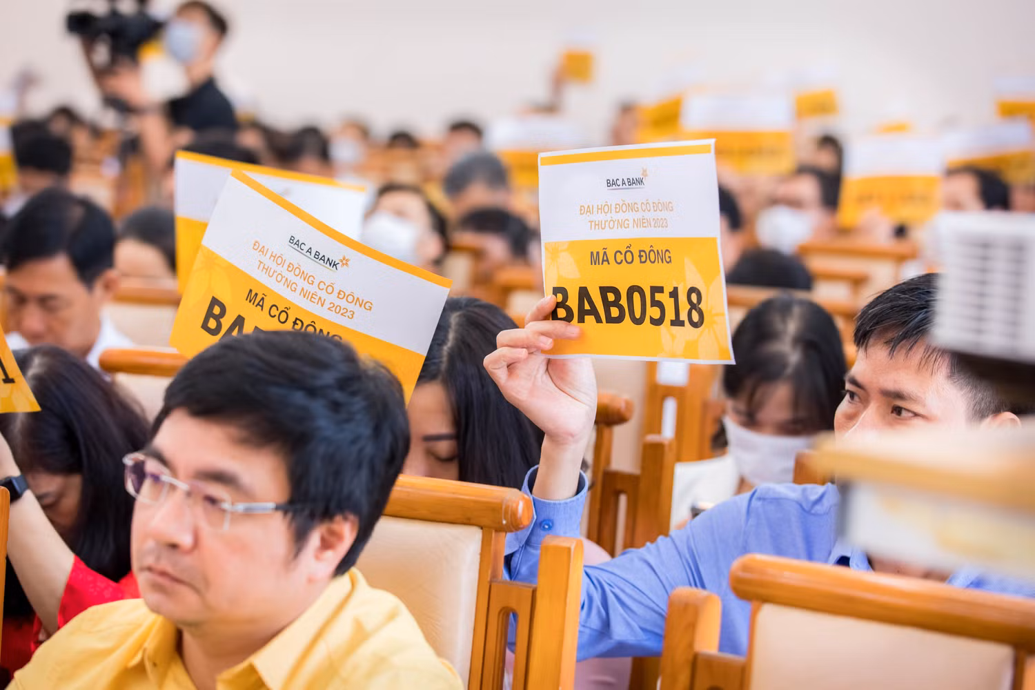 Các cổ đông biểu quyết tại Đại hội đồng cổ đông thường niên 2023