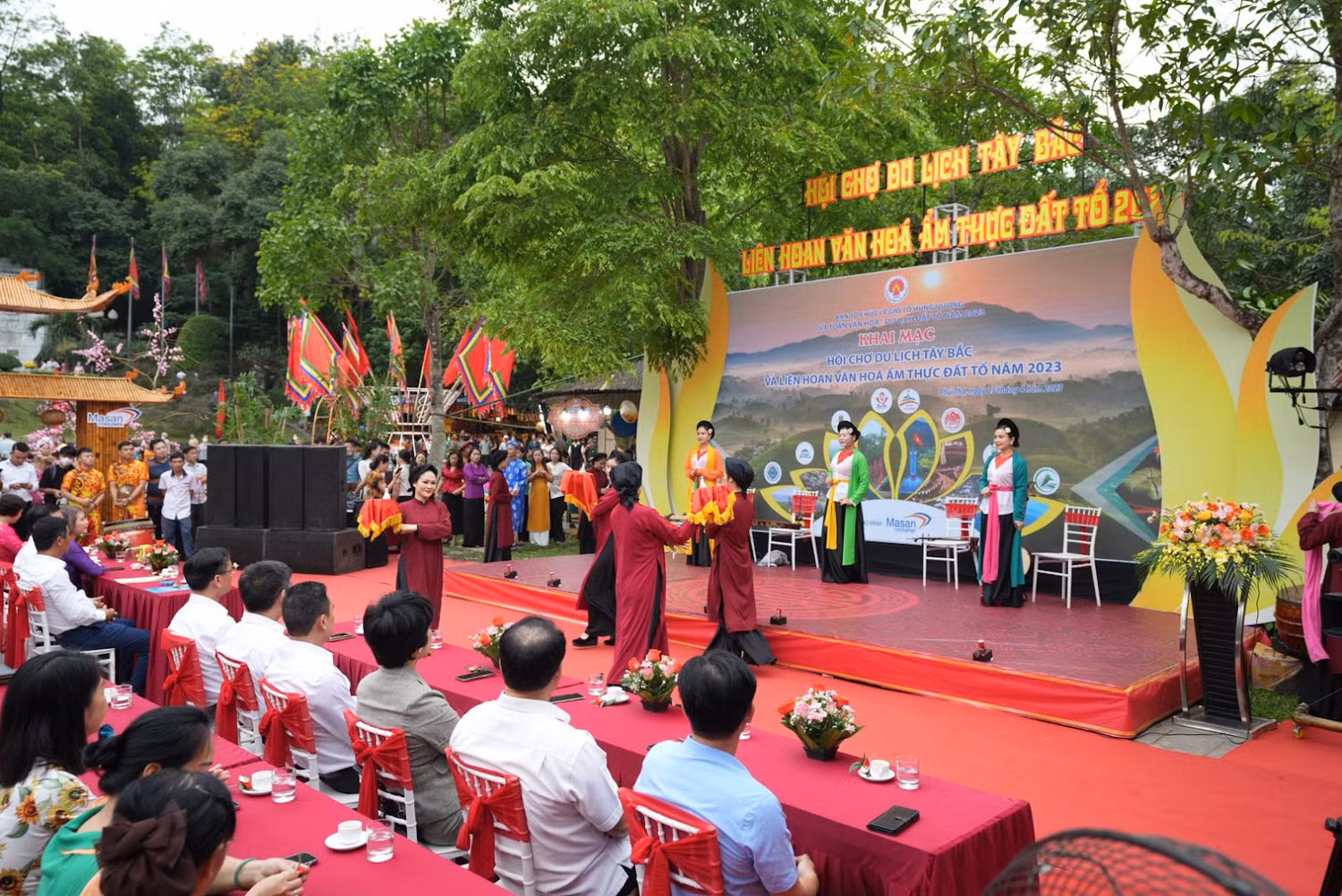Du khách tham dự thưởng thức các tiết mục ca múa nghệ thuật trong lễ hội. Du khách tham dự thưởng thức các tiết mục ca múa nghệ thuật trong lễ hội.