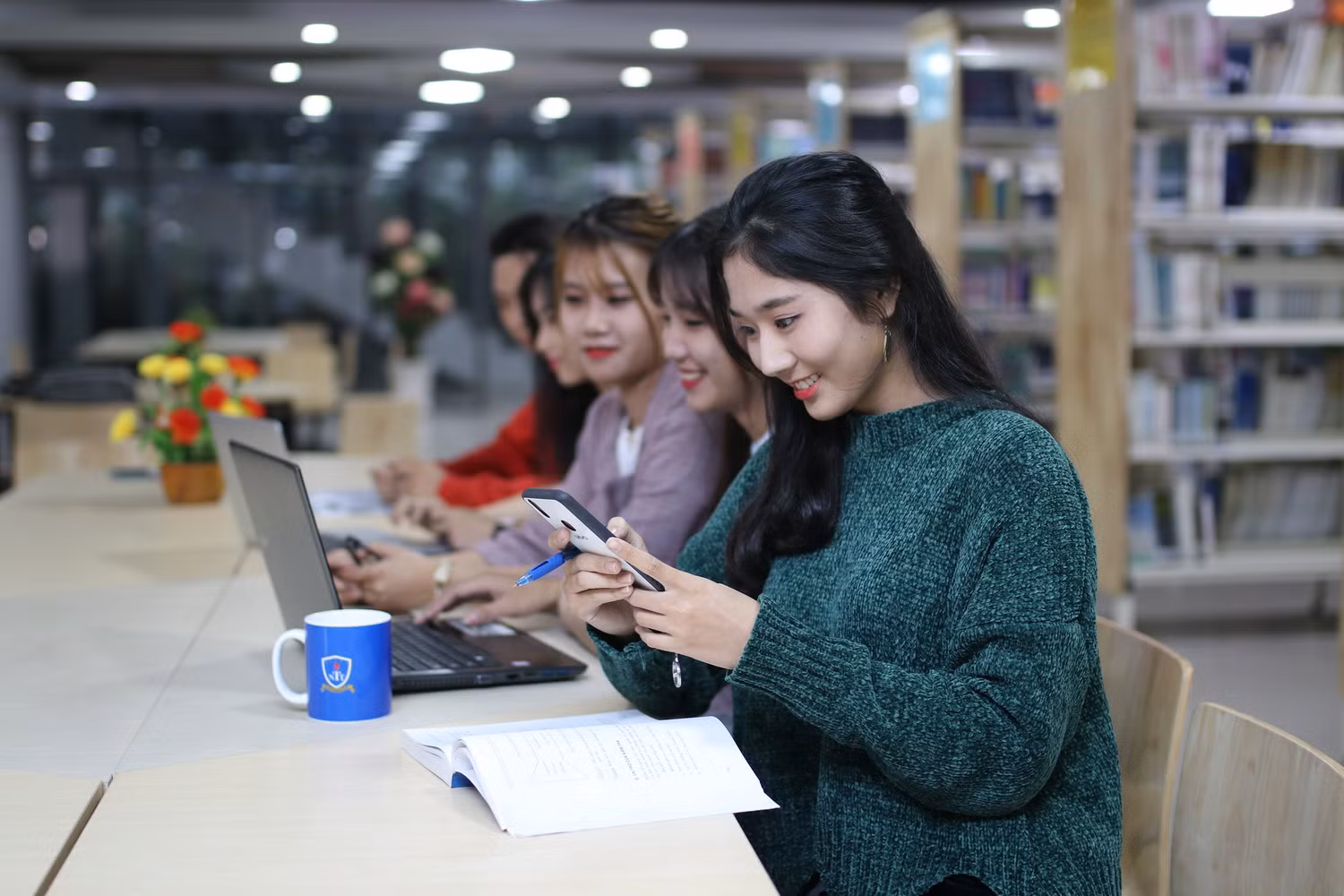 Sinh viên trường Đại học Nguyễn Tất Thành Sinh viên trường Đại học Nguyễn Tất Thành
