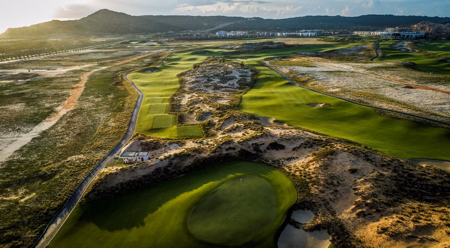 KN Golf Links được thiết kế 27 lỗ, với 18 lỗ theo phong cách sân links (liền kề bờ biển).