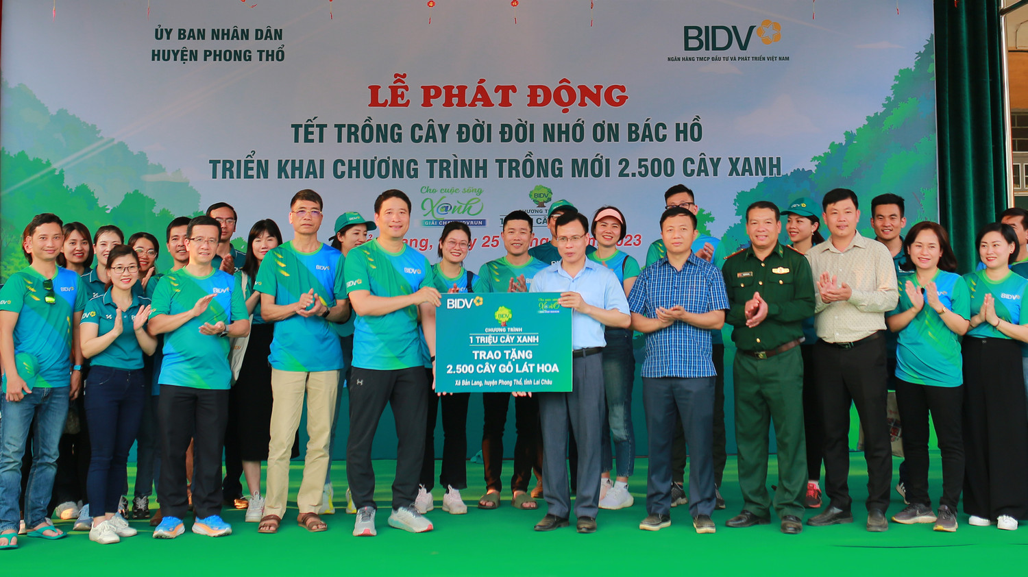 BIDV phối hợp với Ủy ban nhân dân huyện Phong Thổ, tỉnh Lai Châu tổ chức phát động Tết trồng cây đời đời nhớ ơn Bác Hồ và triển khai chương trình trồng mới 2.500 cây lát hoa tại xã Bản Lang, huyện Phong Thổ.