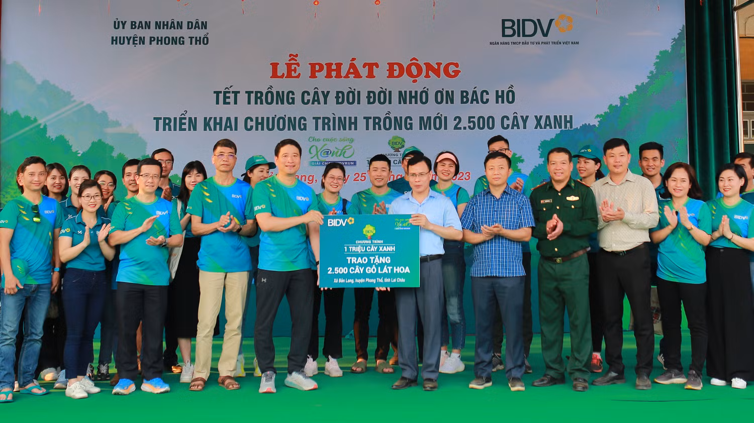BIDV phối hợp với Ủy ban nhân dân huyện Phong Thổ, tỉnh Lai Châu tổ chức phát động Tết trồng cây đời đời nhớ ơn Bác Hồ và triển khai chương trình trồng mới 2.500 cây lát hoa tại xã Bản Lang, huyện Phong Thổ. BIDV phối hợp với Ủy ban nhân dân huyện Phong Thổ, tỉnh Lai Châu tổ chức phát động Tết trồng cây đời đời nhớ ơn Bác Hồ và triển khai chương trình trồng mới 2.500 cây lát hoa tại xã Bản Lang, huyện Phong Thổ.