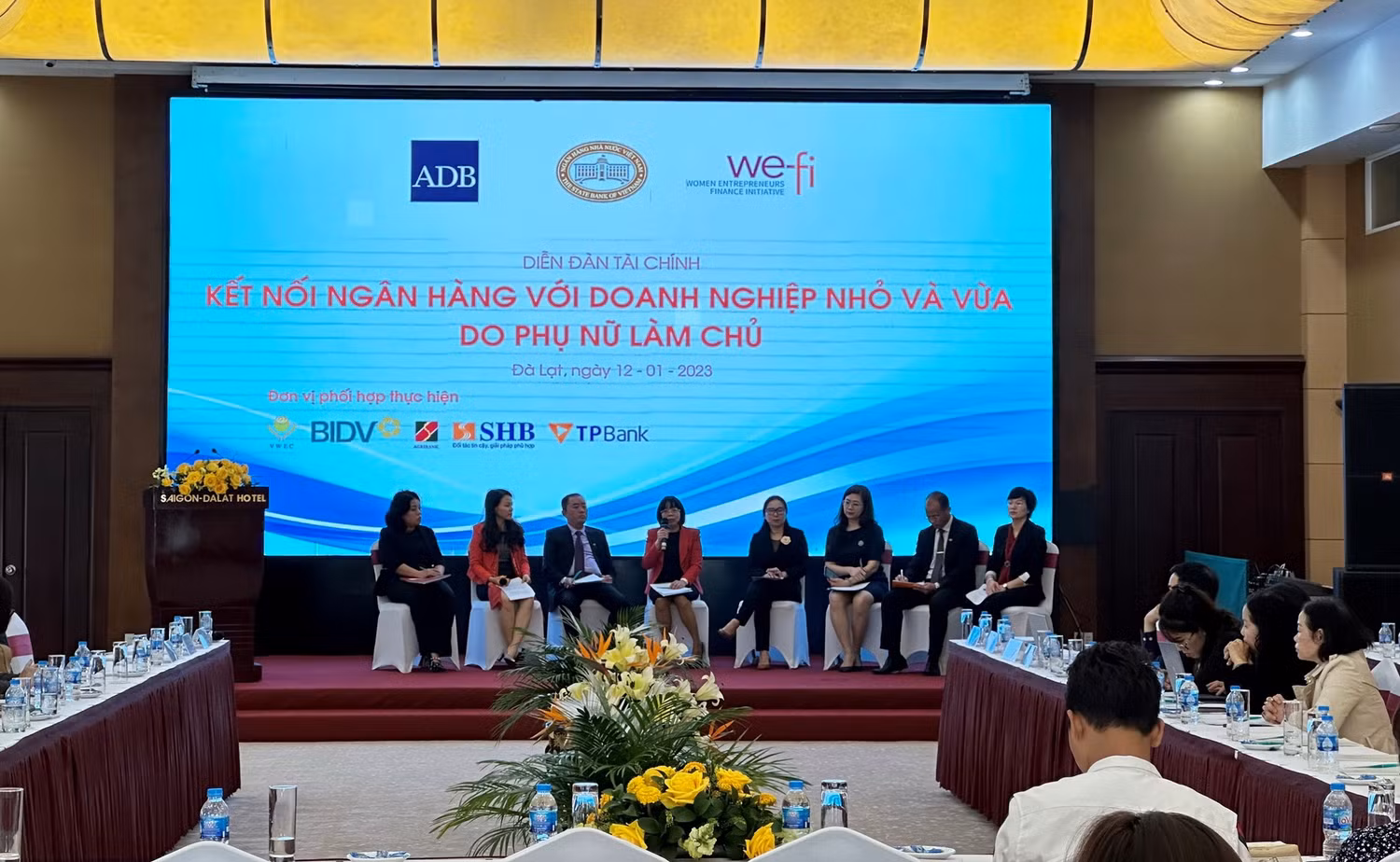 Bà Nguyễn Thị Kim Phượng - Phó Giám đốc Ban Khách hàng doanh nghiệp BIDV (thứ ba từ phải qua) cùng các diễn giả, chuyên gia thảo luận tại Diễn đàn