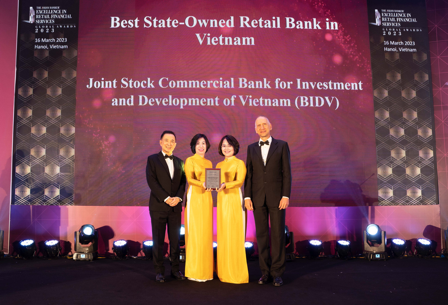 BIDV vinh dự là ngân hàng bán lẻ tốt nhất Việt Nam lần thứ 8. BIDV vinh dự là ngân hàng bán lẻ tốt nhất Việt Nam lần thứ 8.
