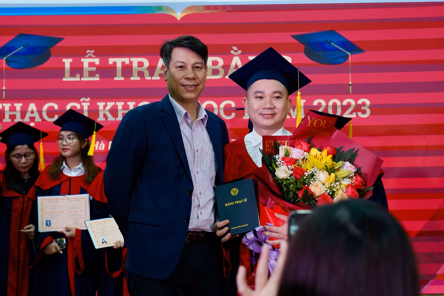 Niềm vui của thầy và trò Trường Đại học Khoa học Tự nhiên - Đại học Quốc gia Hà Nội. Ảnh: Minh Nguyệt