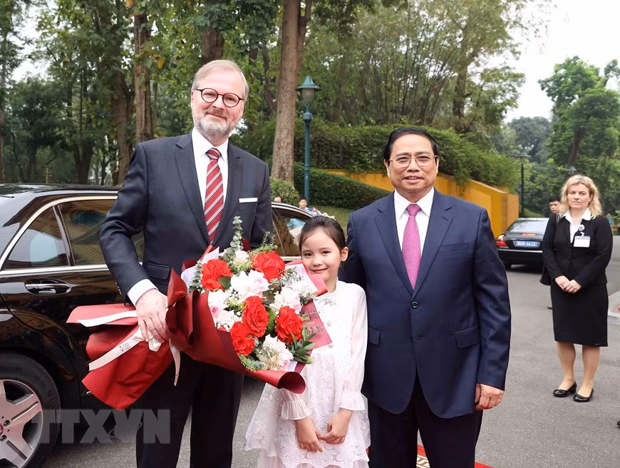 Thủ tướng Phạm Minh Chính và Thủ tướng nước Cộng hòa Séc Petr Fiala với Thiếu nhi thủ đô tại lễ đón. Ảnh: Dương Giang/TTXVN