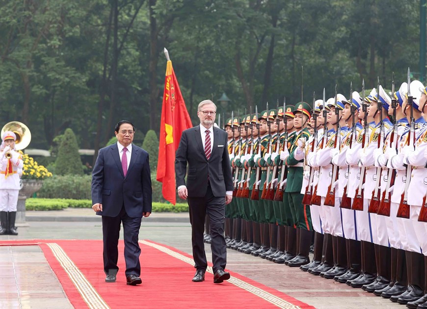Thủ tướng Phạm Minh Chính và Thủ tướng nước Cộng hòa Séc Petr Fiala duyệt Đội danh dự Quân đội nhân dân Việt Nam. Ảnh: Dương Giang/TTXVN Thủ tướng Phạm Minh Chính và Thủ tướng nước Cộng hòa Séc Petr Fiala duyệt Đội danh dự Quân đội nhân dân Việt Nam. Ảnh: Dương Giang/TTXVN