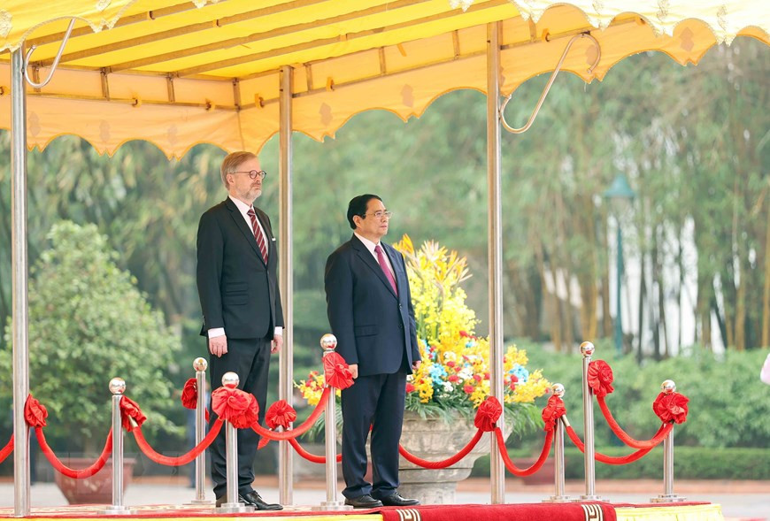 Thủ tướng Phạm Minh Chính và Thủ tướng nước Cộng hòa Séc Petr Fiala nghe quân nhạc cử Quốc thiều hai nước. Ảnh: Dương Giang/TTXVN Thủ tướng Phạm Minh Chính và Thủ tướng nước Cộng hòa Séc Petr Fiala nghe quân nhạc cử Quốc thiều hai nước. Ảnh: Dương Giang/TTXVN