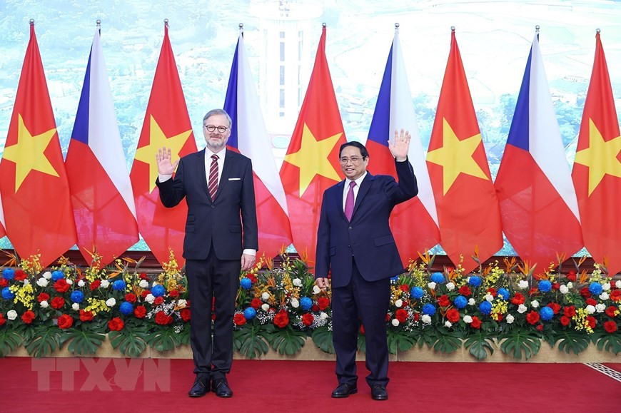 Thủ tướng Phạm Minh Chính và Thủ tướng nước Cộng hòa Séc Petr Fiala chụp ảnh chung. Ảnh: Dương Giang/TTXVN Thủ tướng Phạm Minh Chính và Thủ tướng nước Cộng hòa Séc Petr Fiala chụp ảnh chung. Ảnh: Dương Giang/TTXVN