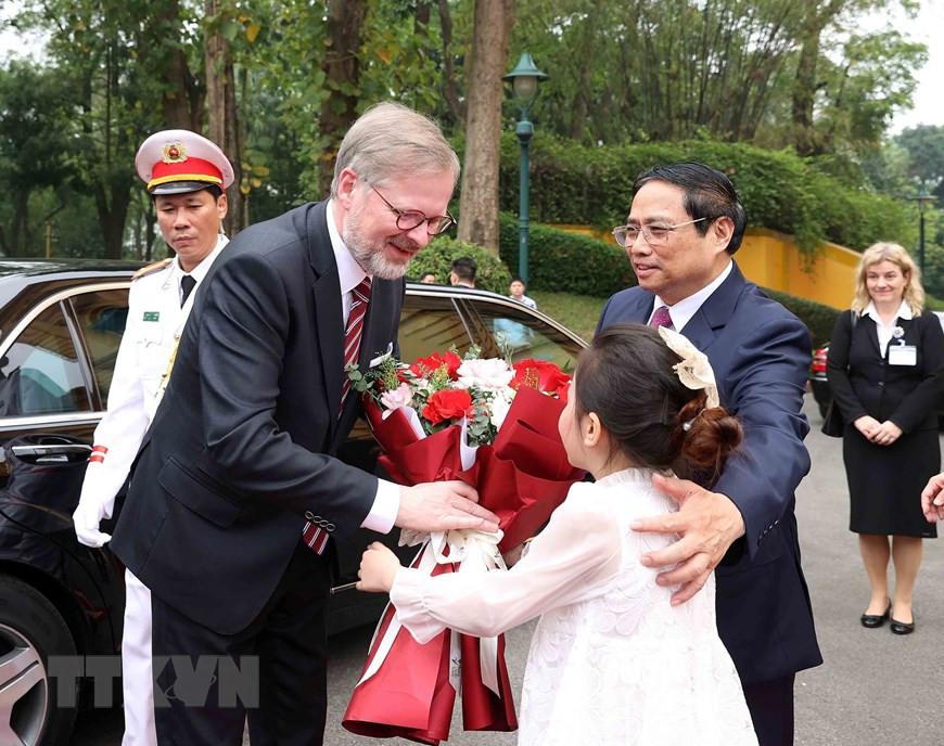 Thiếu nhi thủ đô tặng hoa chào mừng Thủ tướng nước Cộng hòa Séc Petr Fiala. Ảnh: Dương Giang/TTXVN Thiếu nhi thủ đô tặng hoa chào mừng Thủ tướng nước Cộng hòa Séc Petr Fiala. Ảnh: Dương Giang/TTXVN