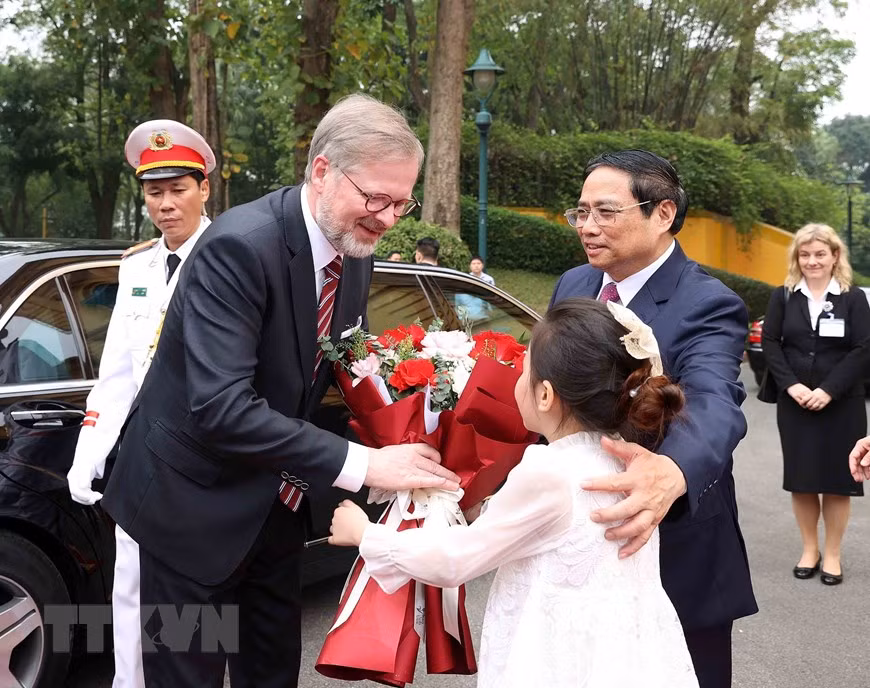 Thiếu nhi thủ đô tặng hoa chào mừng Thủ tướng nước Cộng hòa Séc Petr Fiala. Ảnh: Dương Giang/TTXVN