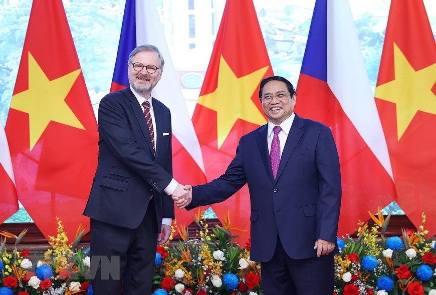 Thủ tướng Phạm Minh Chính và Thủ tướng nước Cộng hòa Séc Petr Fiala chụp ảnh chung. Ảnh: Dương Giang/TTXVN Thủ tướng Phạm Minh Chính và Thủ tướng nước Cộng hòa Séc Petr Fiala chụp ảnh chung. Ảnh: Dương Giang/TTXVN