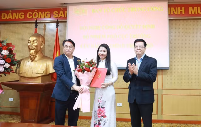 Lãnh đạo Ban Tổ chức Trung ương trao Quyết định và tặng hoa chúc mừng tân Phó Cục trưởng Cục Bảo vệ chính trị nội bộ. Lãnh đạo Ban Tổ chức Trung ương trao Quyết định và tặng hoa chúc mừng tân Phó Cục trưởng Cục Bảo vệ chính trị nội bộ.