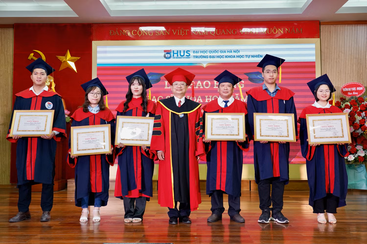 Khen thưởng các tân thạc sĩ có thành tích xuất sắc toàn khoá học. Ảnh: Minh Nguyệt